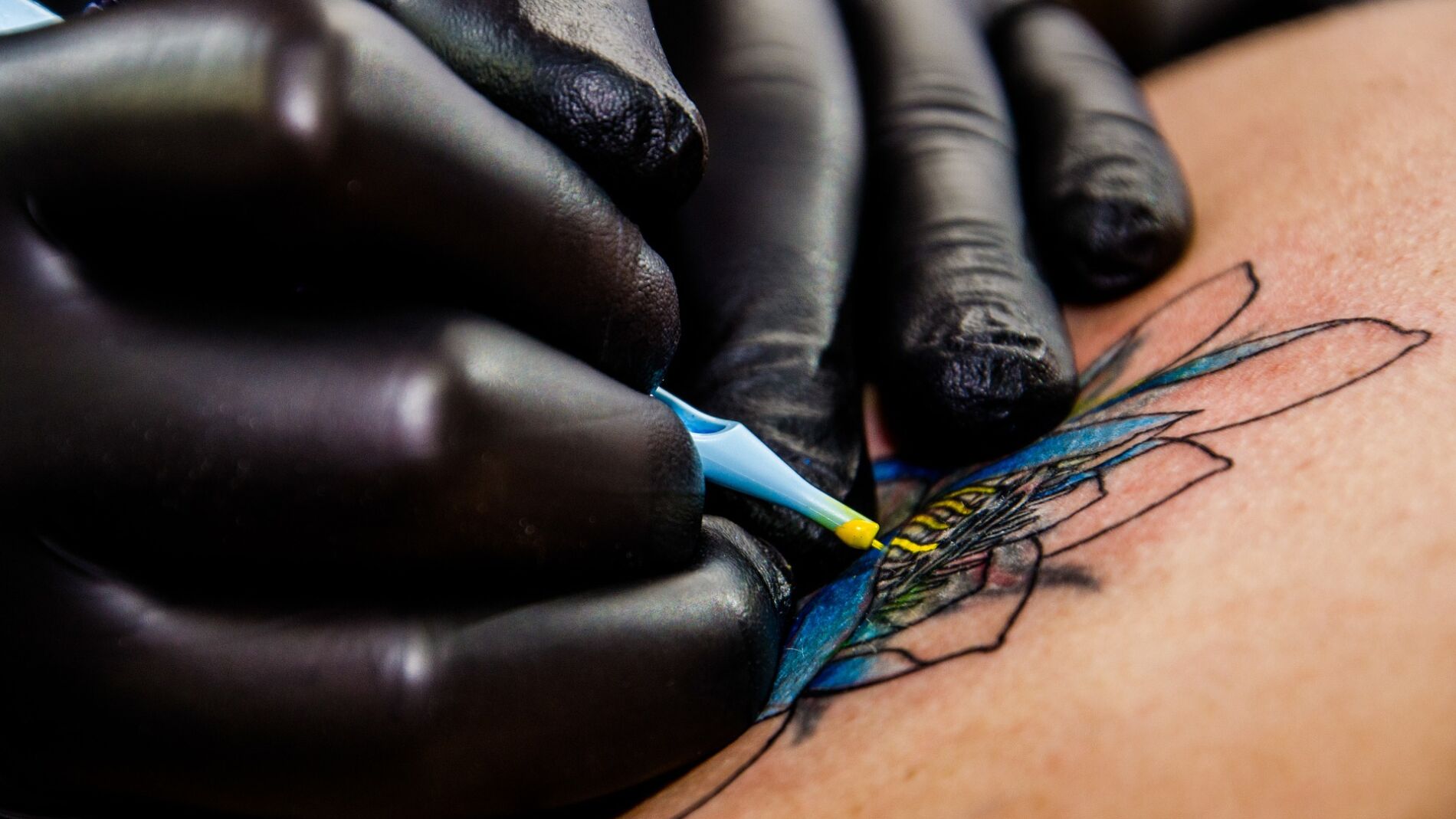 Por qué es peor tatuarse si has bebido alcohol